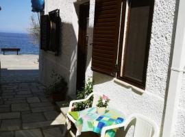 Maria's Studios yellow, hotel in Afissos