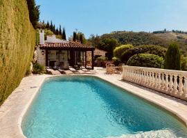 Beautiful house with spectacular views Pool house with kitchen and firewood pizza oven, villa en Auribeau-sur-Siagne