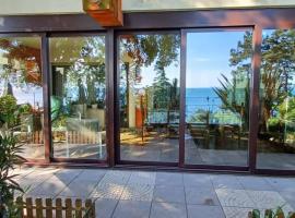 Brezza Marina - Appartamento in villa fronte mare, hotel cerca de Castillo de Miramare, Trieste