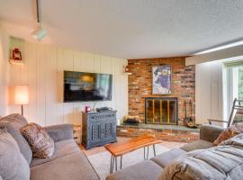 Ski-InandSki-Out Bromley Mtn Condo Wood Fireplace!، فندق في Peru