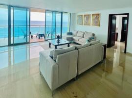 Beach Front Penthouse in Exclusive Tower, מקום אירוח ביתי בסנטו דומינגו