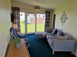 Sea View Holiday Chalet, access to sandy beach - Pets go free, hotel with parking in Winterton-on-Sea