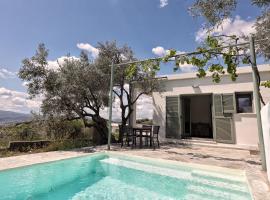 Admonis - Home in the olive grove，Melissátika的飯店