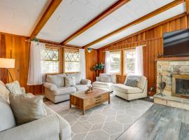 Swim Dock and Game Room Lakefront Poconos Cabin!, hotel v destinaci Long Pond