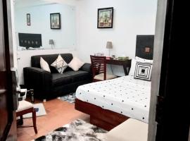 RB studio apartment with free Wi-Fi, appart'hôtel à Dar es Salaam