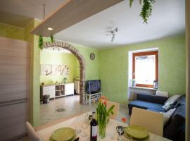 *[Stella Alpina]*accogliente casa, giardini, wi-fi, hotel with parking in Borgo Lares