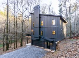 New Listing! Modern Mountain Escape - 3 Bedrooms, Hot Tub, Hotel in Dahlonega