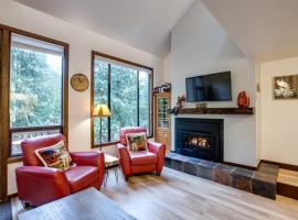 06SW - Fireplace - WithD - Kitchen - Sleeps 7 home, hotel in Glacier