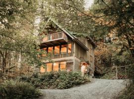 43SL - Hot Tub - Pets Ok - BBQ - WiFi cabin, hotel v destinaci Glacier