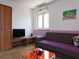 Komforan apartman 2+2, hotel em Hvar