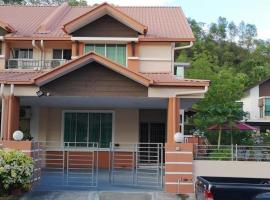 KKFJ VACATION HOME、Kampong Bendolanのバケーションレンタル