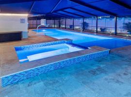 Villa Kailāsa - Pool, 6min drive to the Beach, rental liburan di Bay Pines
