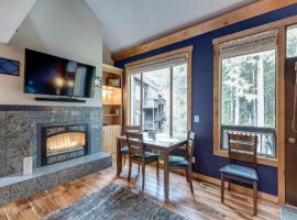 23SW - Luxurious - Wi-Fi - Fireplace - Sleeps 4 home, hotel Glacierben