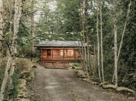 76GS - Genuine Log Cabin - WiFi - Pets Ok - Sleeps 4 home, hotel in Glacier