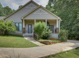 Single-Story Home about 7 Mi to Old Towne Conyers!, מלון עם חניה בקוניירס