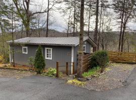 New Listing! Convenient Cottage - Hot Tub, 4 Minutes to Dahlonega, hotel with parking in Dahlonega