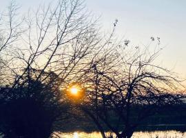 Riverside in Clive, hotel a Clive