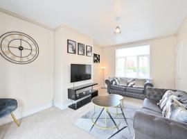 Sleek 3 Bed in Bolton- Sky channels & BT sports, holiday home in Bolton
