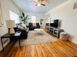 Home Sweet Idahome, feels like home with all the decor you wish you could afford King bed in master, fully fenced dog friendly yard, a few blocks from BSU and downtown Boise, Your perfect stay!, cabaña o casa de campo en Boise