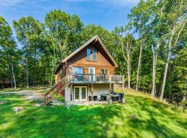 Modern Cabin w Hot Tub, Pond, Deck, Fire Pit, WiFi, holiday rental in Morton Grove