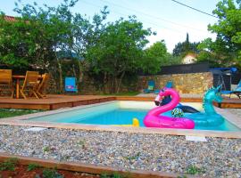 Charming holiday home in the heart of the Ardèche, gististaður í Les Vans