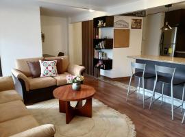 Hermosa y confortable suite, hotel with parking in Quito