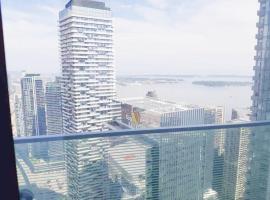 Comfort Opulence Suites Downtown 42th Floor Suite with Lakeview and free Parking, hotel in Toronto