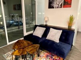 Brand New Starling Luxury Condo with Mountain Views, apartamento em Burnaby