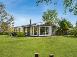 Beautiful Home In Dronningmølle