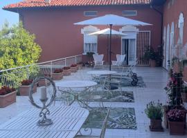 Villa House and Garden B&B, hotel con parking en Montichiari