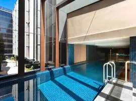 Midnight Luxe 1BR Executive Apartment in the heart of Braddon Views L7 Pool Sauna Gym Secure Parking Wifi Wine