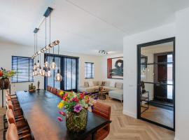 Brand new bright & luxurious villa in Amsterdam!, vila di Amsterdam