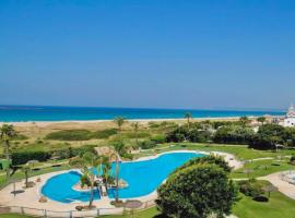 Apartasuites Royal Zahara, Máximo confort con vistas al mar, hotel cu piscine din Zahara de los Atunes