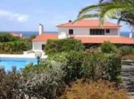 Alto da Praia Villa, hotel with parking in Colares