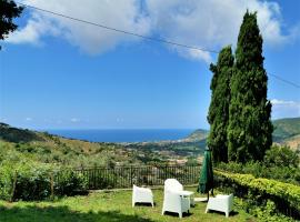 Elegante villa panoramica con giardino a 10 minuti dal mare, huvila kohteessa Castellabate