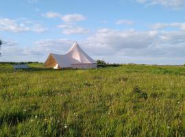 Cosy Farmhouse Glamping, luxury tent in Stege