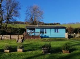 Badgers Den, a beautiful log cabin in a secluded valley close to the beach, hotel with parking in Bigbury on Sea