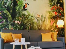 FeWoZauber - Domspatz, 50qm, Top-Lage, Style, Dachterrasse, Business, cheap hotel in Schwerin