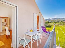 Apartman Sofia za 3 s parking blizu centra, hotel in Mlini