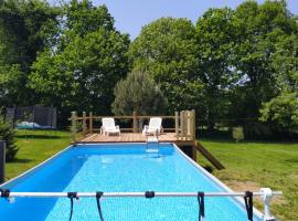 Gite "home" avec piscine, hotel with parking in Juvigny-le-Tertre