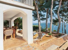 LUMA HVAR Premium Beachfront Villa 1st Row to Sea, rumah liburan di Ivan Dolac
