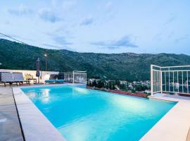 Villa with Swimming Pool Tia&Ella, medencével rendelkező hotel Zatonban