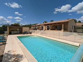 Villa en Provence avec piscine et jacuzzi, hotel con estacionamiento en Tavernes