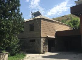 Bardy guest house، فندق في Chʼiva