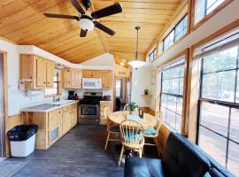 Sally's Cabin is a quaint two bedroom tiny home, hotel en Woodland Park
