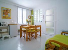 Logis Helena, hotel in Elne