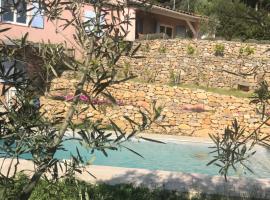 Hauteurs de Toulon : Charmant studio piscine, hôtel acceptant les animaux domestiques à Toulon