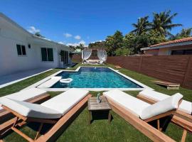 Casa Mondrian- Resort Style Home- Mins to Beaches, familjehotell i Biscayne Park