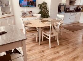 Home from home - Free Parking (near Edinburgh / Airport and Ingilston), holiday home in Edinburgh