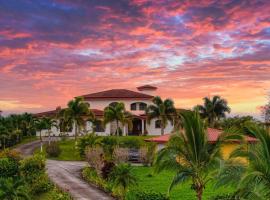 Mountaintop Luxury Estate - Can Sleep up to 24!, hotel v destinaci Macacona